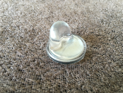 短めの舌型のアクセサリ